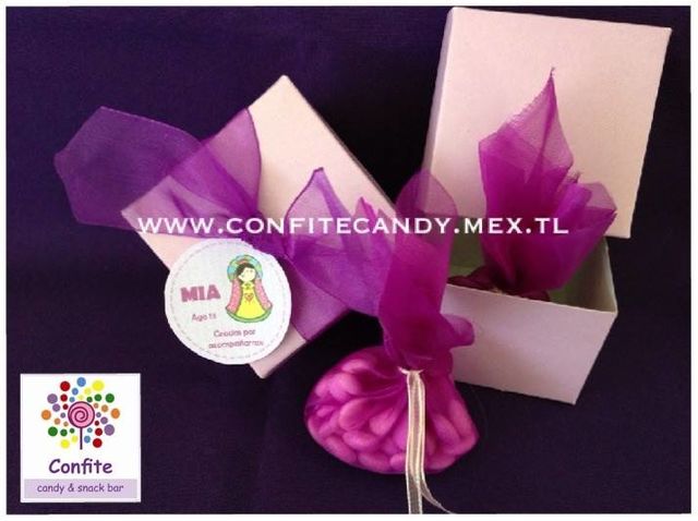 Agradecimientos.
Cajita con costalito de organza (tenemos diferentes colores) con dulces, etiqueta personalizada y moñito.