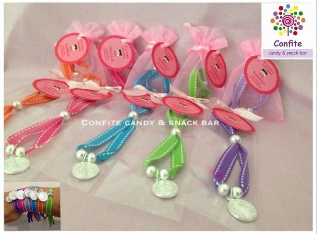 Pulseras de colores con medalla de San Benito, en bolsita de celofan o bolsita de tul, con etiqueta personalizada y moñito, (colores disponibles verde, rosa, lila, morado, azul y naranja)