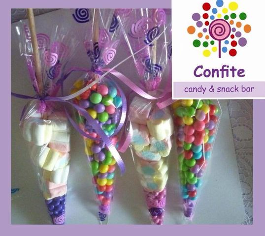 Agradecimientos.
Conos de celofán con dulces y etiqueta personalizada de acuerdo a tu evento.