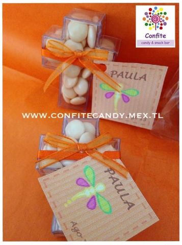 Agradecimientos.
Cruz de acetato con una porcion de dulces, etiqueta personalizada y moñito.